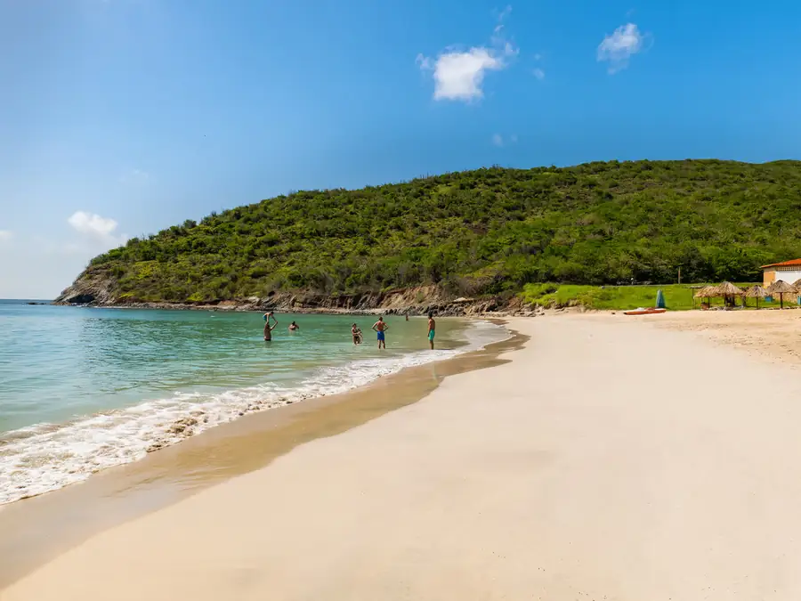 Ensenada de arena y agua turquesa
