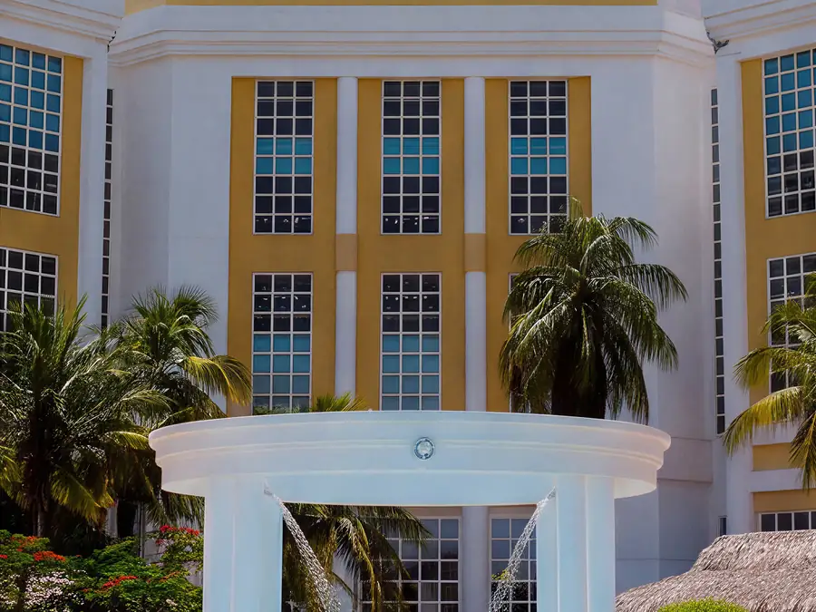 Piscina con pérgola y jardines