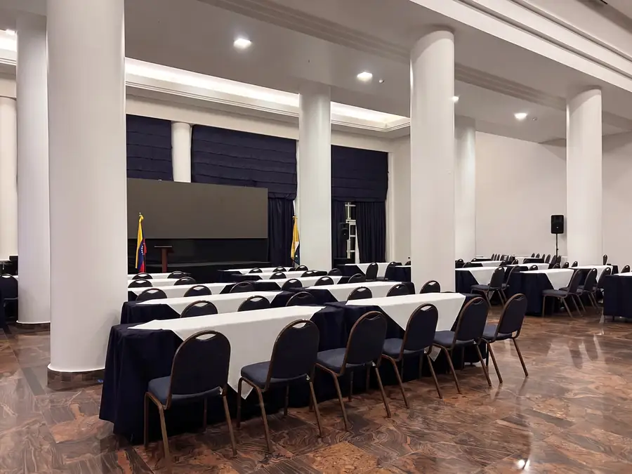 Salón con mesas y escenario