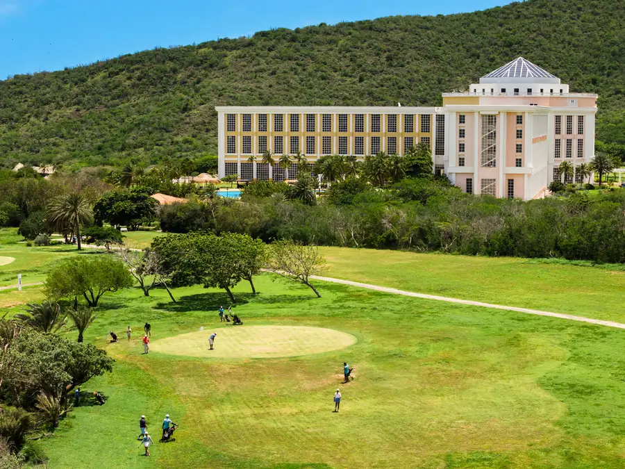 Campo de golf con el hotel al fondo
