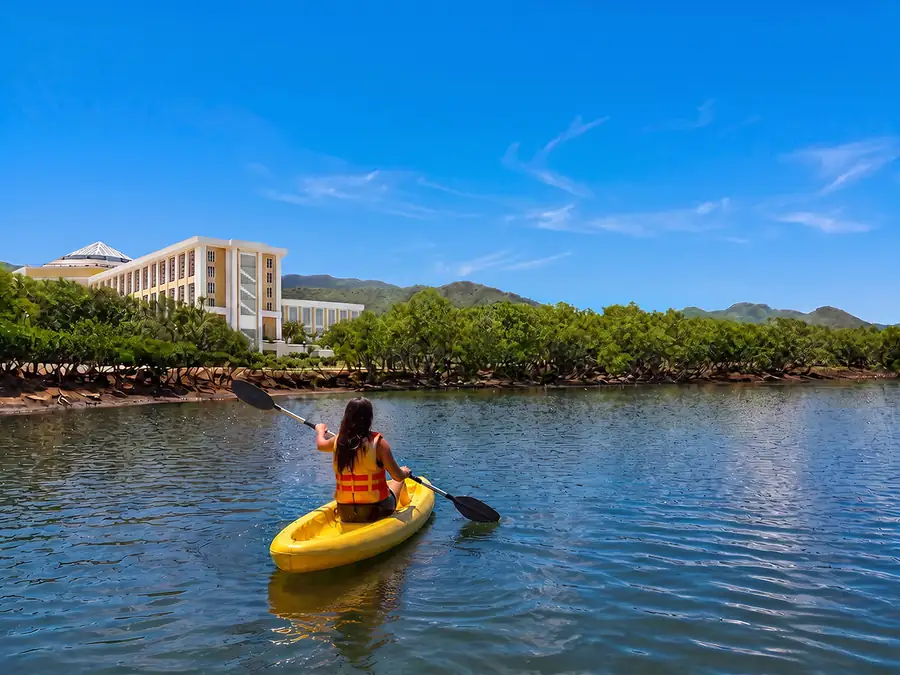 Kayak en la laguna junto al hotel