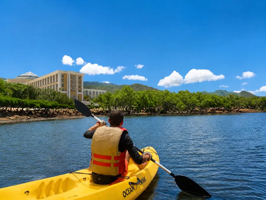 Kayak en la laguna del hotel